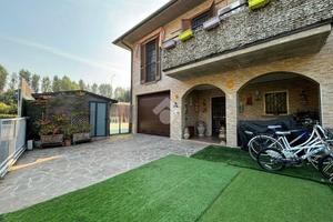 VILLA A SCHIERA D'ANGOLO A AGNADELLO