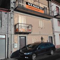 Casa su tre livelli