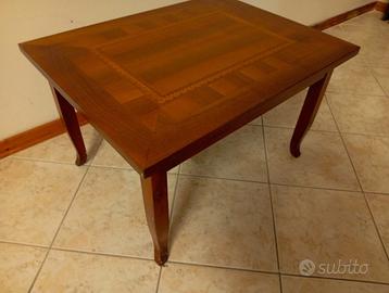 Tavolino intarsiato in noce