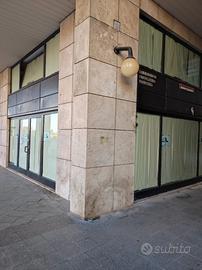 Locale ampio centro direzionale