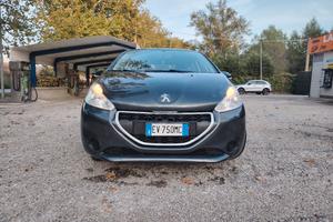 Neopatentati Peugeot 208 