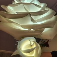 Lampada a terra a forma di rosa gigante