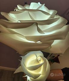 Lampada a terra a forma di rosa gigante