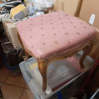 Sgabello poggia piedi imbottito antico.