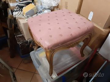 Sgabello imbottito antico.