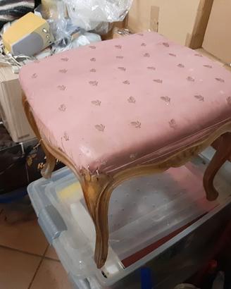 Sgabello poggia piedi imbottito antico.