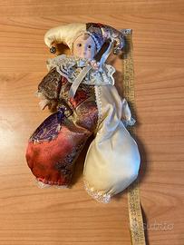 Bambola in porcellana con vestito da giullare