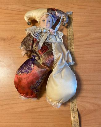 Bambola in porcellana con vestito da giullare