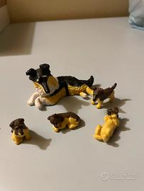 Set di statuette di plastica famiglia di cani