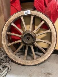 Ruota in legno da carro 