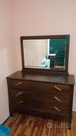 Vecchia cassettiera con specchiera 