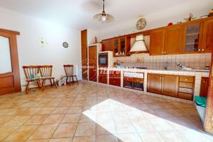 Interessante abitazione con doppio patio.