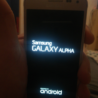 Samsung Galaxy Alpha entra e leggi