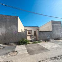 Casa a corte con giardino
