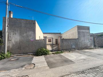 Casa a corte con giardino