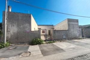 Casa a corte con giardino