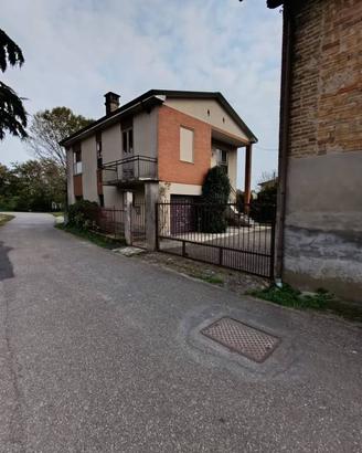 Villa di 180 m² con 4 locali e box auto a Cervesin