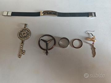 Accessori: bracciale, anelli, orecchino e pendagli