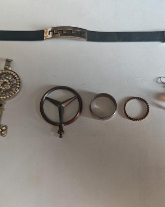 Accessori: bracciale, anelli, orecchino e pendagli
