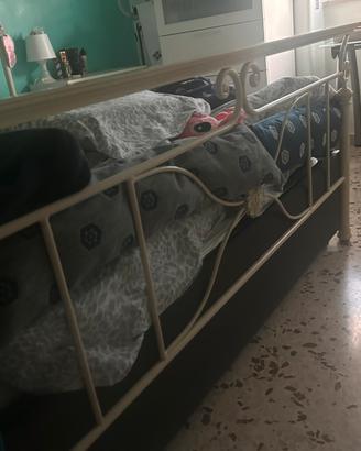 Letto mattimoniale in ferro battuto con contenitor