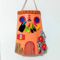 Tegola in legno decorata a mano