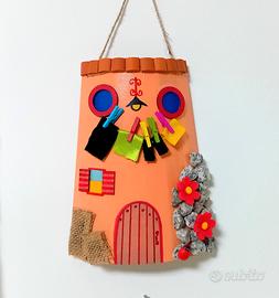 Tegola in legno decorata a mano