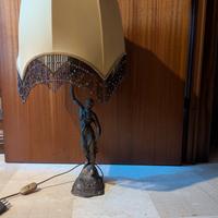 Lampada da tavolo in bronzo con figura femminile
