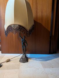 Lampada da tavolo in bronzo con figura femminile