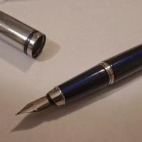 Penna Stilografica + 4 ricariche inchiostro