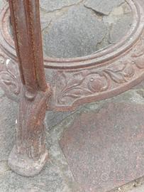 Antico lavabo in ghisa da bagno
