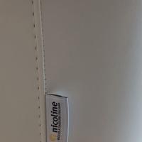 Due divani in pelle bianchi modello Chesterfield