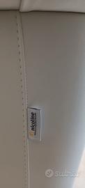 Due divani in pelle bianchi modello Chesterfield
