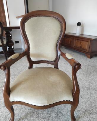 Poltrona in legno massello.