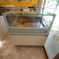 vetrina gelateria e pasticceria 