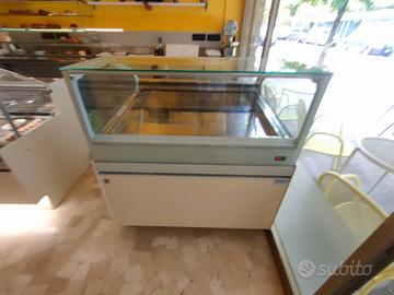 vetrina gelateria e pasticceria 
