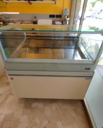 vetrina gelateria e pasticceria 