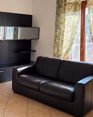 DIVANO LETTO E PARETE ATTREZZATA 