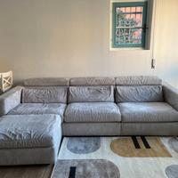 Divano microfibra 3 posti con pouf e poggiatesta