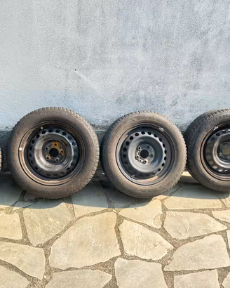 Pneumatici più cerchi Goodyear