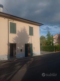 Edifico terra/tetto composto da due appartamenti