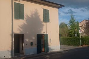 Edifico terra/tetto composto da due appartamenti