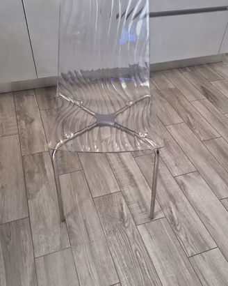 4 sedie moderne trasparenti  60 euro 