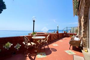 2 LOCALI A ALASSIO