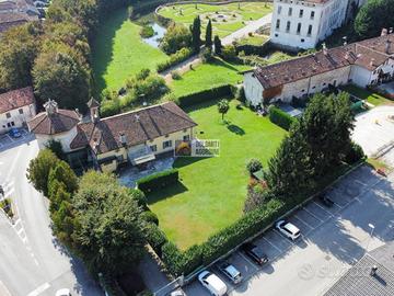 Villa di 362 m² con più di 5 locali e box auto a P