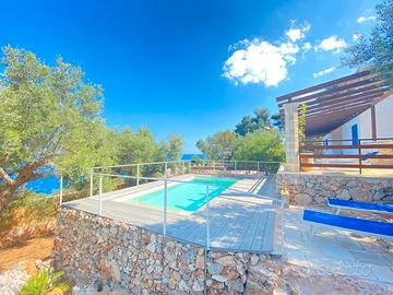 Villa frontemare con piscina privata 8 posti