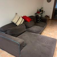 divano angolare con chaiselongue