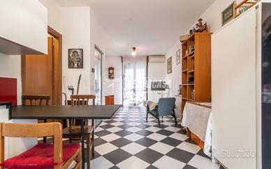 DUE LOCALI E SERVIZI CON ANNESSA CANTINA E BOX AUT