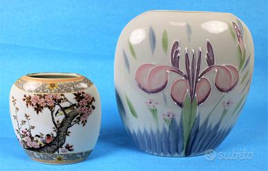 Due vasi in porcellana a forma elittica