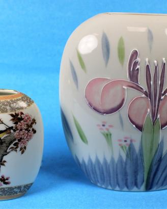 Due vasi in porcellana a forma elittica