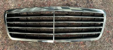 Mercedes classe E W210 2002 fari e griglia